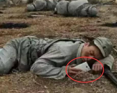 Lỗi khó tin trong phim cổ trang: Xác chết nằm chơi điện thoại, ô tô chạy trên đường